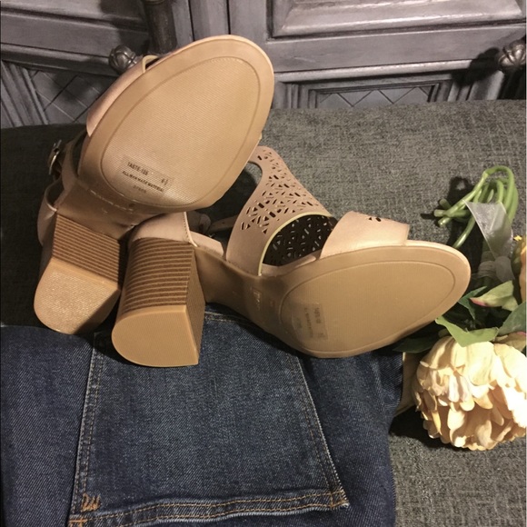 Taupe Low Cut stacked CHUNKY HEEL - Picture 8 of 8